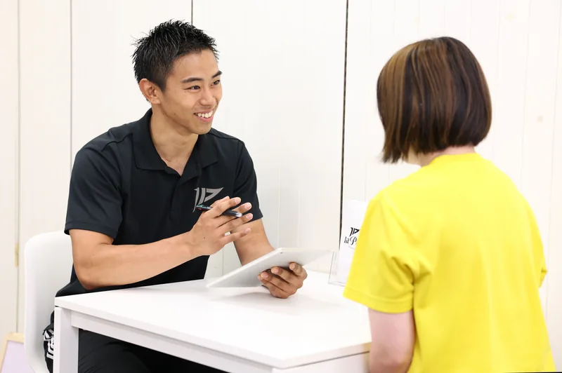 お客様と向き合い、話を伺うトレーナー