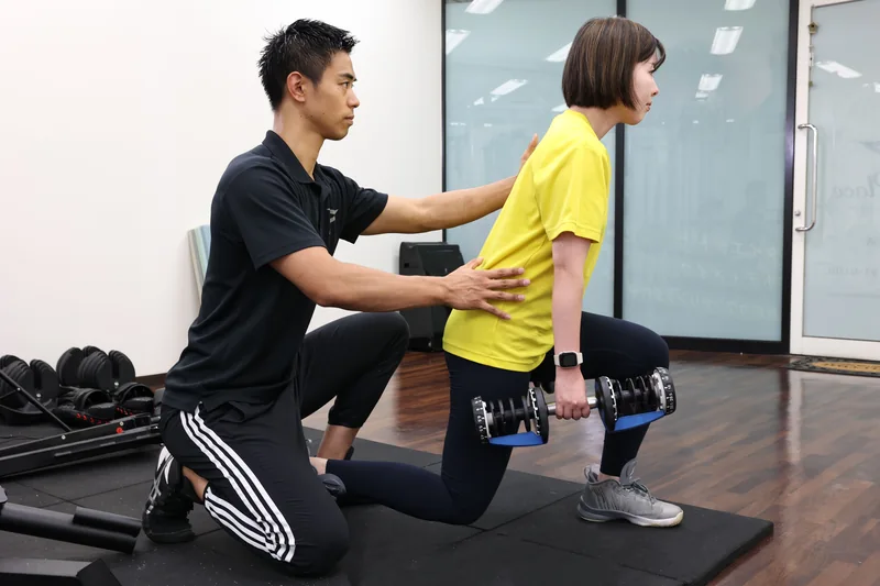 お客様の動きを目の前で確認しながら指導するトレーナー