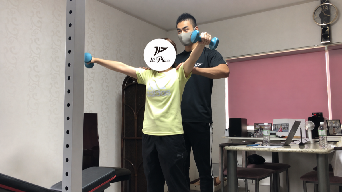 トレーナーとトレーニングに取り組むO様。お客様のお顔を1st Placeのロゴで保護しています。