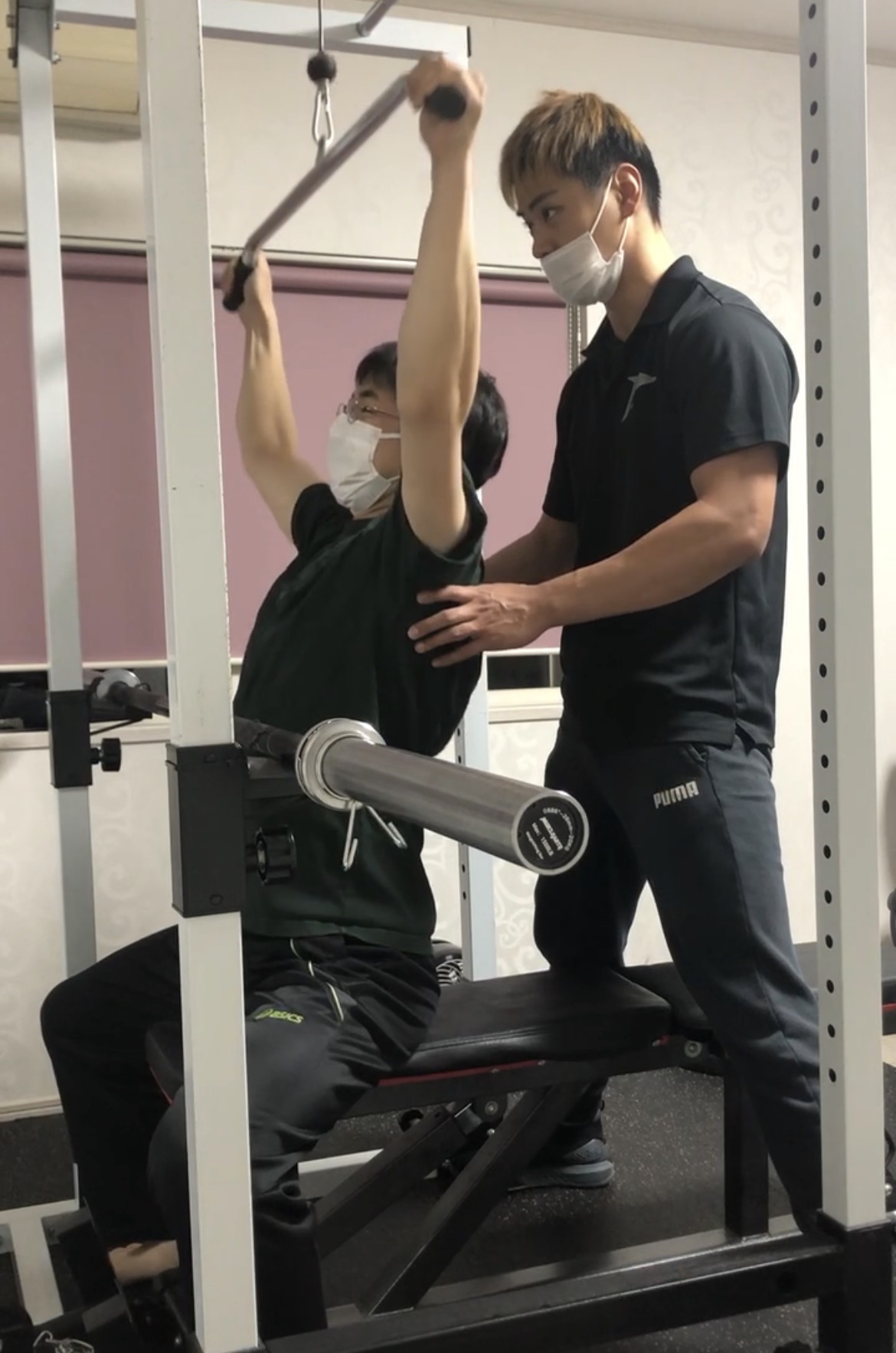 トレーナーの指導を受けながらトレーニングするS様。